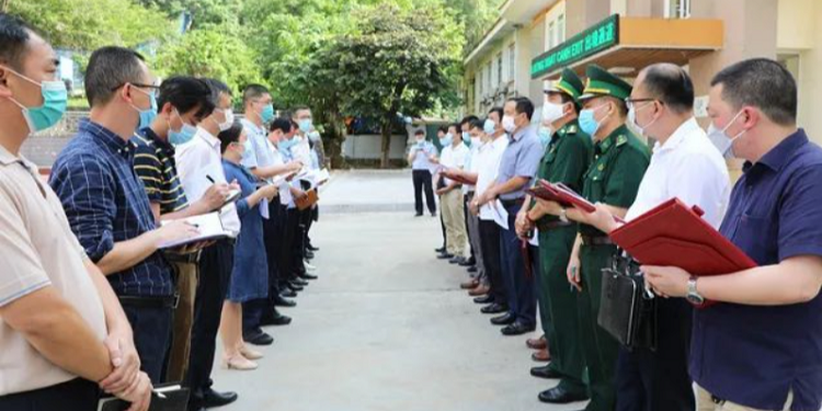 圖為中國憑祥市市長與越南代表團協商疫情防控等事宜。(圖片來源:網絡)