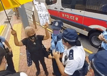 一人遊行被控『非法集結』 香港王婆婆遭港警逮捕