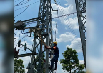 中國南方供電吃緊 工廠停產 百姓點燭看書 民怨沸騰