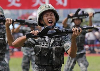 駐華英國前外交官：中共政權外強中乾