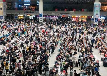 河北高校持續封校 大學生集體突破封鎖衝出校門