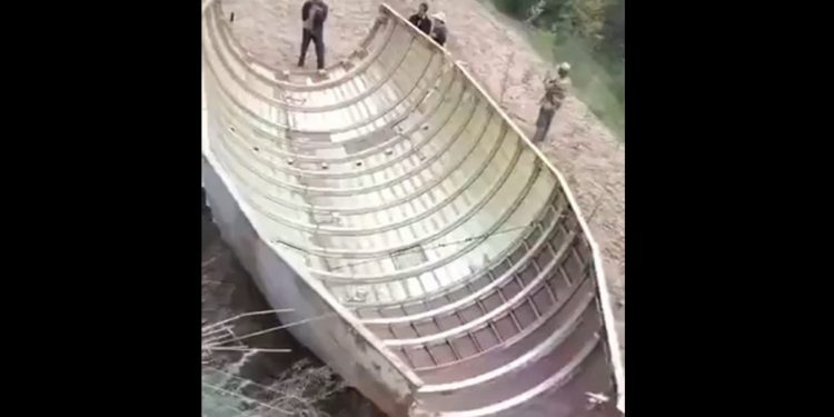 巨大的火箭殘骸墜落在甘肅通渭靜寧縣李店鎮的一處山坡上（圖片來源：視頻截圖）