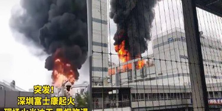 廣東深圳龍華區觀瀾的富士康2日上午發生火災。（圖片來源：視頻截圖）