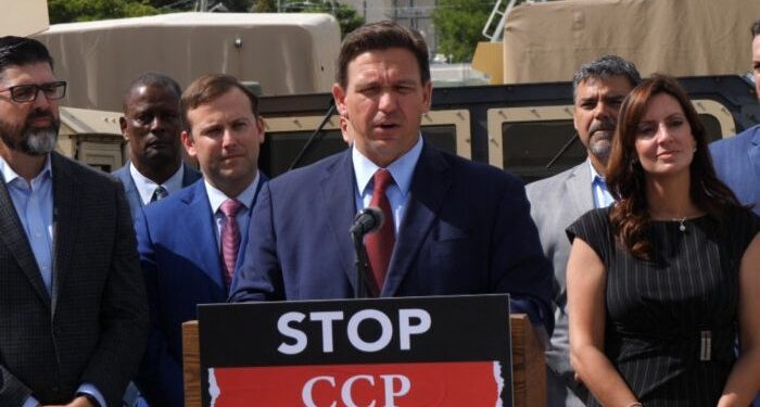 佛州州長羅恩·德桑蒂斯(Ron DeSantis)於 2021 年 6 月 7 日在邁阿密舉行的新聞發布會上發表講話(圖片來源:大紀元)