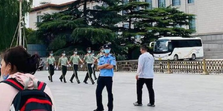 在天安門廣場及周邊地段，隨處都可以看到四處巡邏的武警、執勤的警察和便衣。（圖片來源：網絡）