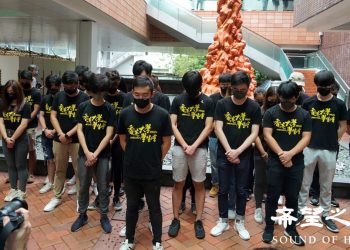 悼念“六四” 港大學生會如常洗刷”國殤之柱”