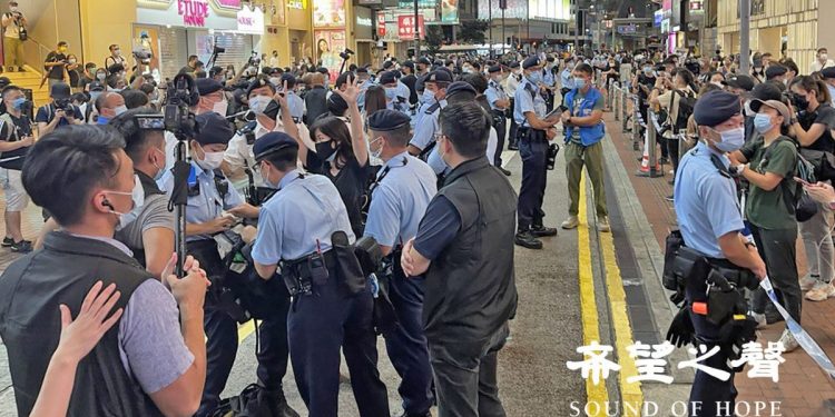 大批警察在銅鑼灣搜查途徑市民。(攝影:鄭銘)