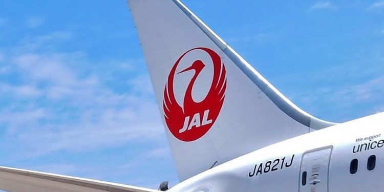 日本供應台灣的阿斯利康(AZ)疫苗,預計4日下午由日航以定期航班JL809載運到桃園國際機場。圖為JL809同型機。(圖取自facebook.com/japanairlines.taiwan)