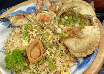 【梁廚美食】籠仔荷葉蒸膏蟹炒飯/ 麥米雜豆甜粥