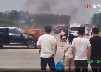 鄭州紅旗車撞上特斯拉 結果紅旗車『火』了（視頻）