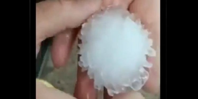 山西晉城大冰雹形狀酷似中共病毒(圖片來源:視頻截圖)