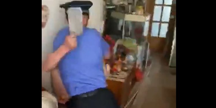青島男子持菜刀砍闖入家中搶奪物品的城管(圖片來源:視頻截圖)