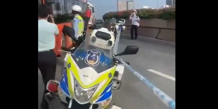 广州警察在封锁道路(图片来源:视频截图)