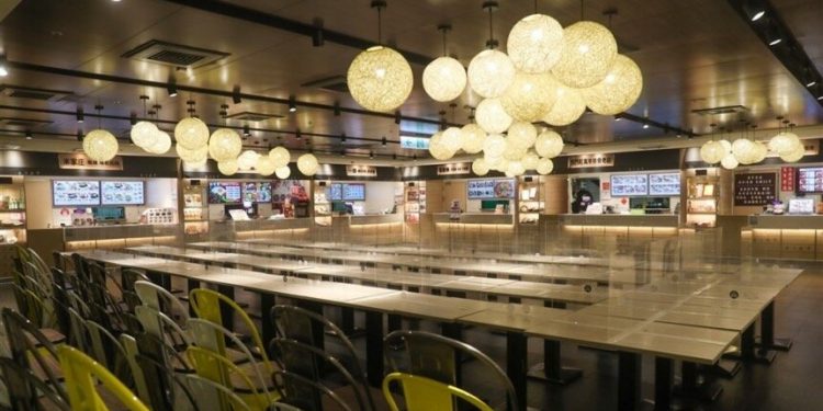 台灣中央流行疫情指揮中心8日宣布,全國第3級警戒延到26日,餐飲場所將有條件鬆綁。圖為台北車站微風廣場美食街。(圖片來源:中央社)