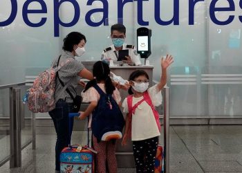 LOTR期限屆滿 香港機場擠滿赴英民眾