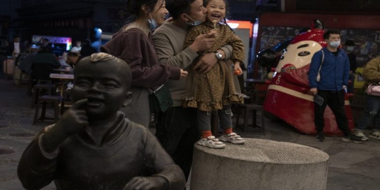 中共衛健委副主任稱，中國今年新出生人口將繼續減少。（圖片來源：美聯社）