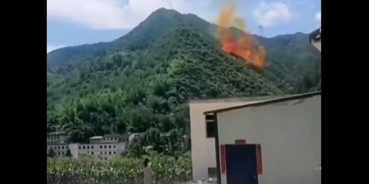 中共火箭殘骸墜落在陝西居民樓附近(圖片來源:視頻截圖)