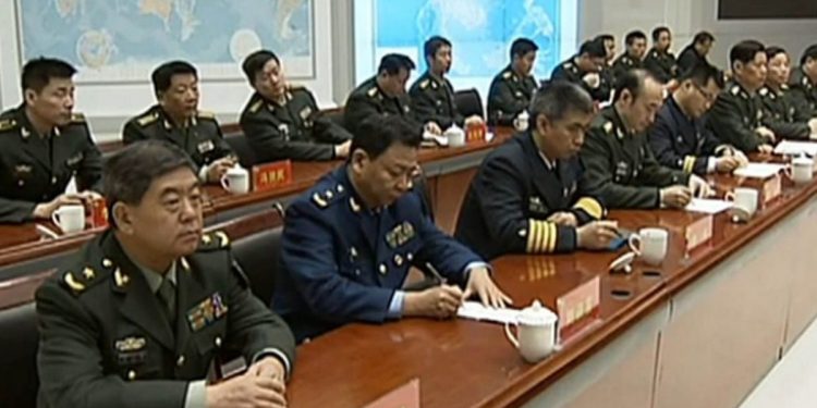2014年12月14日,王少軍(前排左一)陪習近平視察軍隊。(圖片來源:視頻截圖)