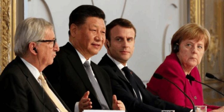 歐盟委員會主席容克（左一）、中國國家主席習近平（左二）、法國總統馬克龍（右二） 和德國總理默克爾2019年3月26日在法國巴黎愛麗舍宮出席記者會。（資料圖：AP）