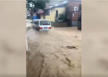 北京暴雨多處淹水 地鐵站成瀑布 逾三百架航班取消