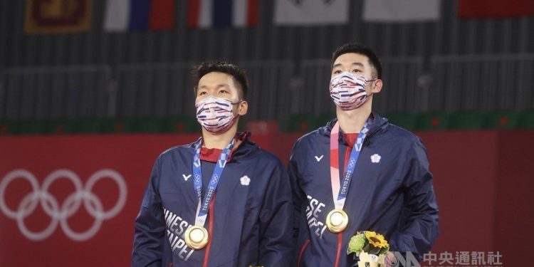 台灣羽毛球男雙組合李洋、王齊麟日前在東奧擊敗中國選手拿下羽毛球男子雙打金牌。（圖片來源：中央社）
