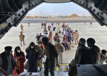 搶登各國撤僑專機 喀布爾機場踩踏混亂中7人喪生