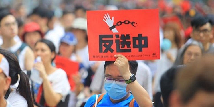 圖為2019年8月立陶宛發起聲援香港反送中集會遊行現場。(圖片來源:Shutterstock)