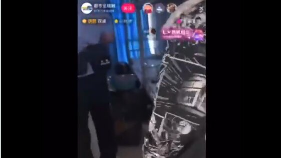 小學生帶警察現場抓補習班,電視台跟蹤報導(圖片來源:視頻截圖)