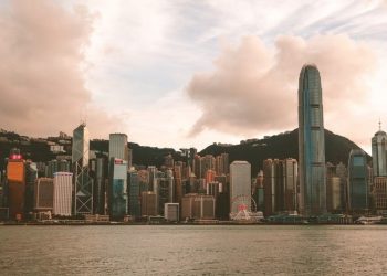 憂大量外銀離港？中共人大叫停反外國制裁法列入基本法