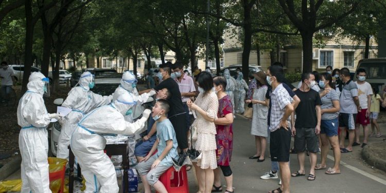 中國民眾正在做核酸檢測(圖片來源:Chinatopix via AP)