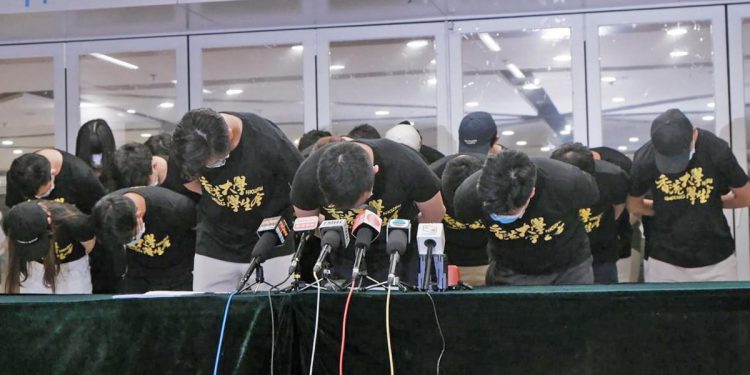 7月9日，香港大學學生會成員會見記者時，集體鞠躬道歉。（網絡圖片）