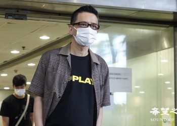 黃耀明獲廉署撤控 庭外高歌籲港人「繼續撐下去」