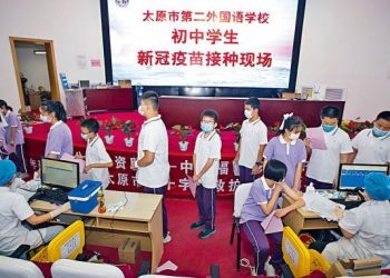 中共官員為達指標強制打疫苗 亂象叢生 維權者被帶走