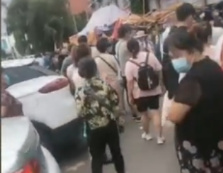 中國民眾為開接種禁忌證明免打疫苗 大排長龍