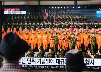 朝鮮建政73週年閱兵 士兵防護衣防毒面具列隊行進