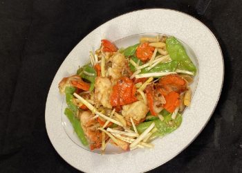 【梁廚美食】韭黃甜豆炒龍蝦尾 / 麥冬川貝姬松茸竹絲雞湯