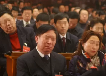 不演了？官員們開會時看手機、涮視頻、打瞌睡 數十人受罰