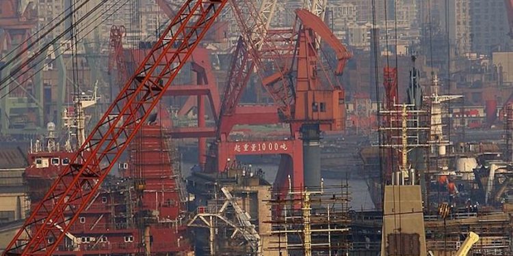 華府智庫CSIS本月5日發布的一份報告指出，003型航艦的外部組件在中國江南造船廠已大致安裝完成。圖為江南造船廠的維修碼頭。 (圖片來源：China Photos/Getty Images)
