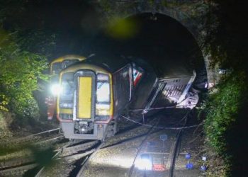 英國發生列車脫軌相撞事故 多人受傷