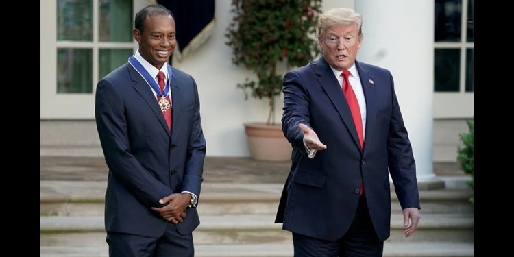 2019年5月6日，川普頒自由勳章給老虎·伍茲（Tiger Woods）。（GettyImages）