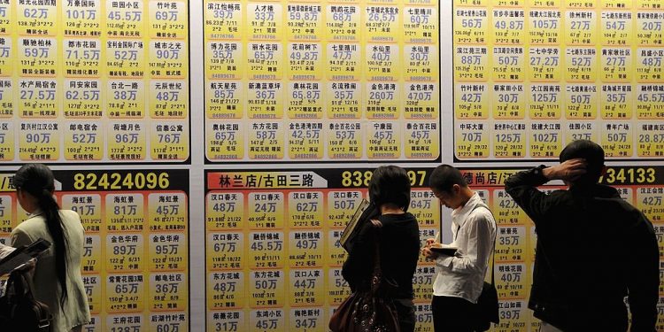 10月份中國房地產市場持續降溫，北上廣深一線城市二手房成交量全面下跌，據上海鏈家研究院的監控數據，上海上個月二手房成交量同比下降53%，廣州、北京的二手樓市場也低迷。（圖片來源：China Photos/Getty Images)