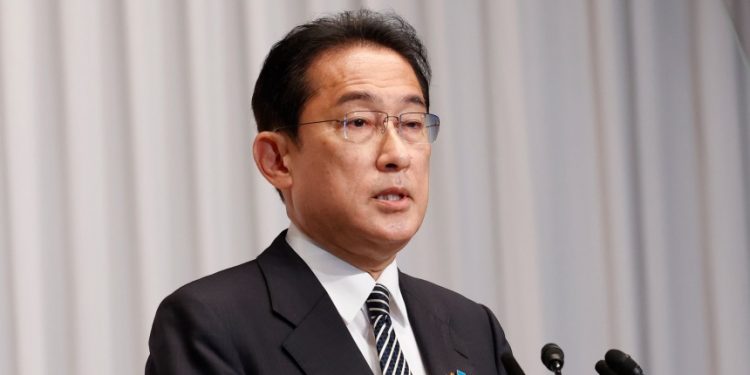 岸田週六(27日)在約八百名自衛隊員面前致詞時,批評中國(中共)在欠缺充分透明度的情況下,持續強化軍事能力與企圖片面改變現狀。(圖片來源:Getty Images)