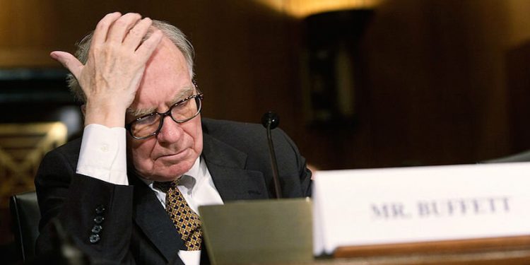 WASHINGTON - NOVEMBER 14:  Berkshire Hathaway Chairman and CEO Warren Buffett pauses prior to a hearing before the Senate Finance Committee November 14, 2007 on Capitol Hill in Washington, DC. The hearing was to examine the uncertainty in federal estate tax planning under current law which will change every year from 2008 through 2011.  (Photo by Alex Wong/Getty Images)