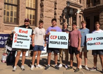 德州首個“紀念共產主義受害者日” 法輪功學員呼籲解體中共