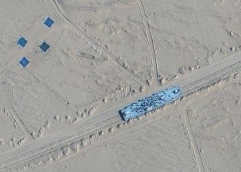 衛星圖像顯示：中共在沙漠中造了美軍艦模型