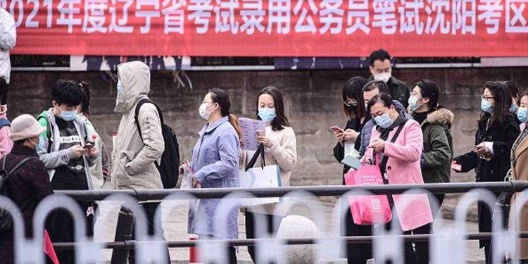 苦日子來了？中國多省公務員減薪。(Photo by VCG/VCG via Getty Images)