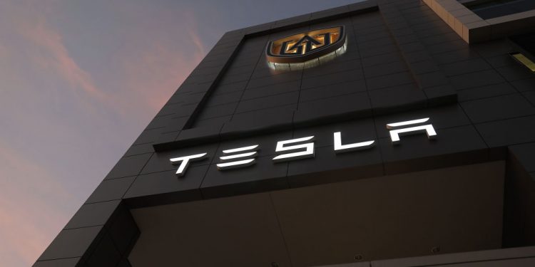 電動車製造商特斯拉公司被指重回強勢地位,市場數據顯示,在過去的五天時間內特斯拉的股價上漲了18.6%。圖為,2019 年 1 月 3 日在佛羅裡達州邁阿密的一家經銷店的外部可以看到特斯拉的名字。(圖片來源:Joe Raedle/Getty Images)