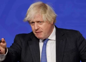 面對染疫人數連創新高 英相節日期間拒施限制令