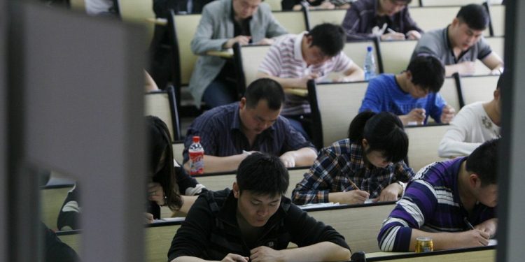 中共繼整頓校外教培後,在12月的英語六級考試中將黨史內容列入考題中。 圖為中國學生考試。(Getty Images)