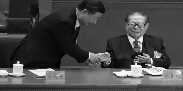 圖為習近平與中共前黨魁江澤民。（Photo by Lintao Zhang/Getty Images）